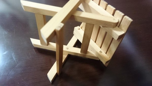 檜と竹を使用して組み立てた「折り畳み椅子」3