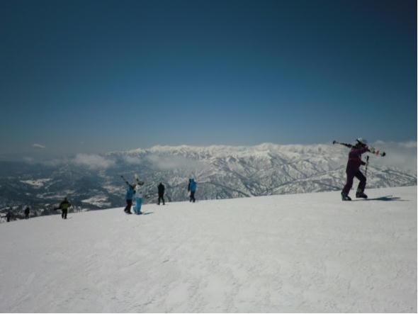 月山姥ガ岳を登るスキーヤー