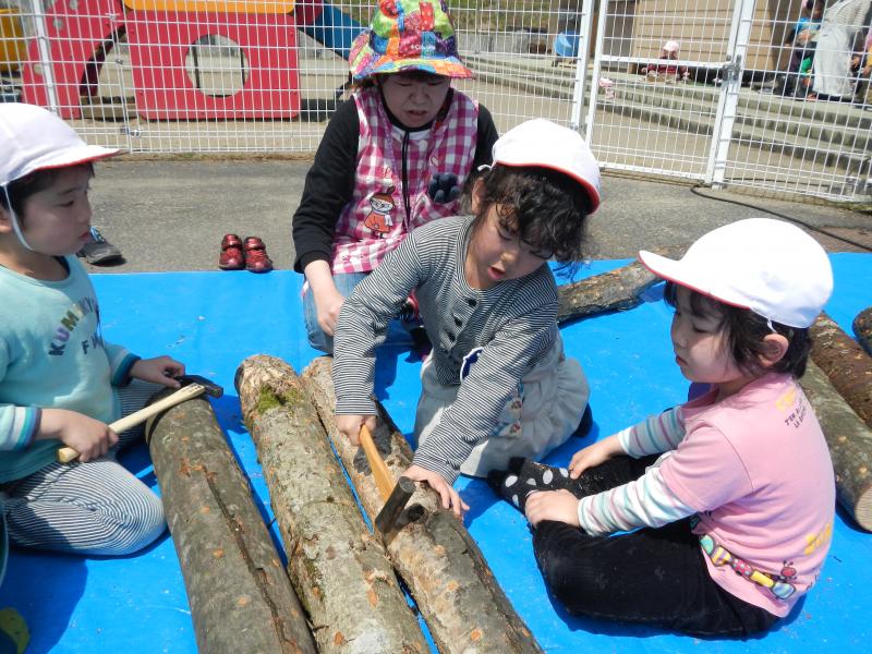 保育園児のキノコの駒打ち体験