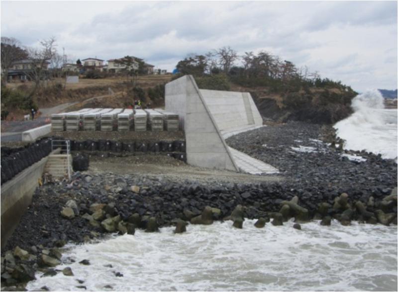 野々下海岸治山工事（左）