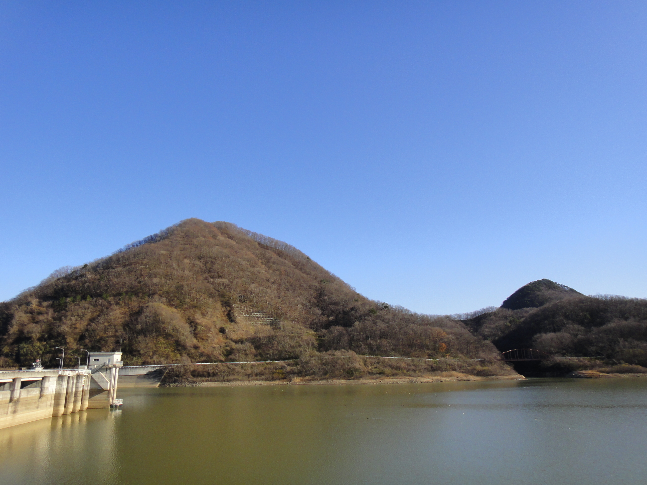 南川ダムからの鎌倉山(左)と蜂倉山(右)