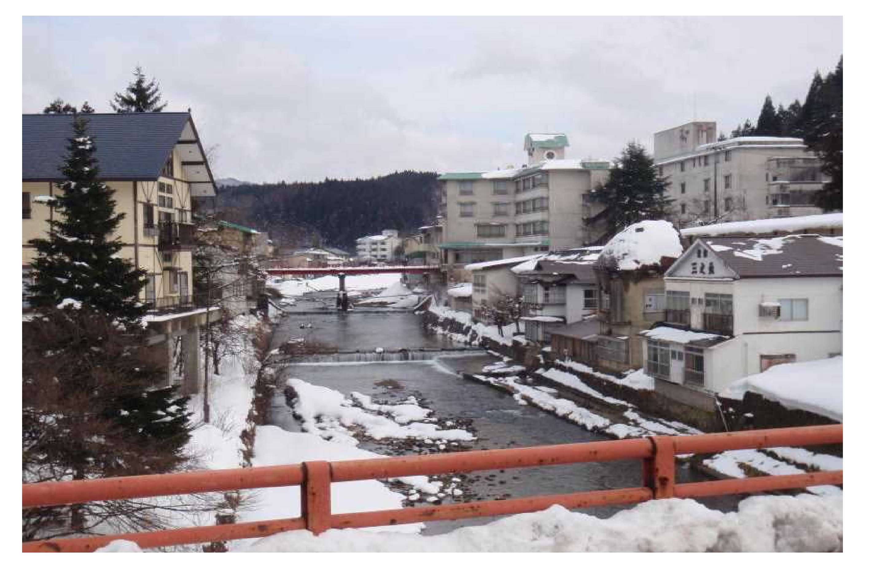 川のせせらぎのきこえる赤倉温泉街