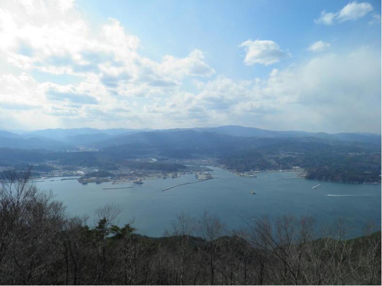 月山からの宮古市街と北上高地