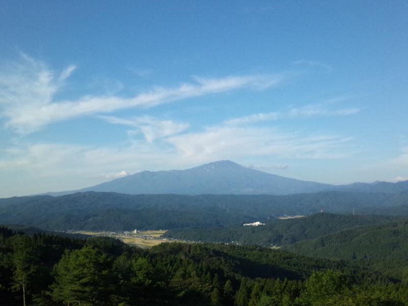 管内の北にそびえる鳥海山