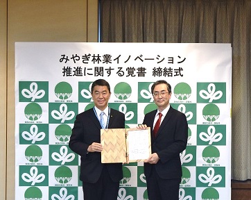 「覚書締結式の様子（左：村井嘉浩宮城県知事）」