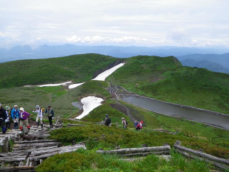 男女岳山頂付近より阿弥陀池を望む