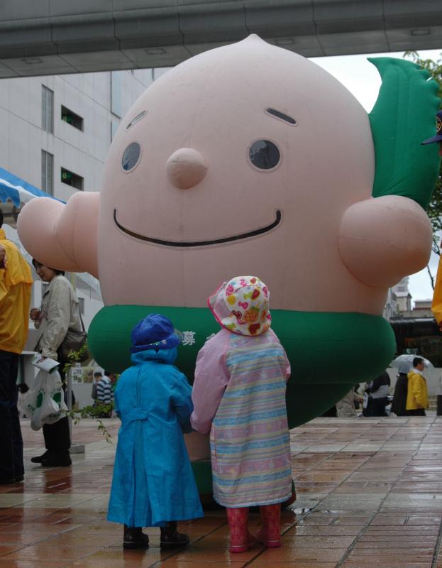 緑の募金のマスコットどんぐりくんは子どもたちに大人気