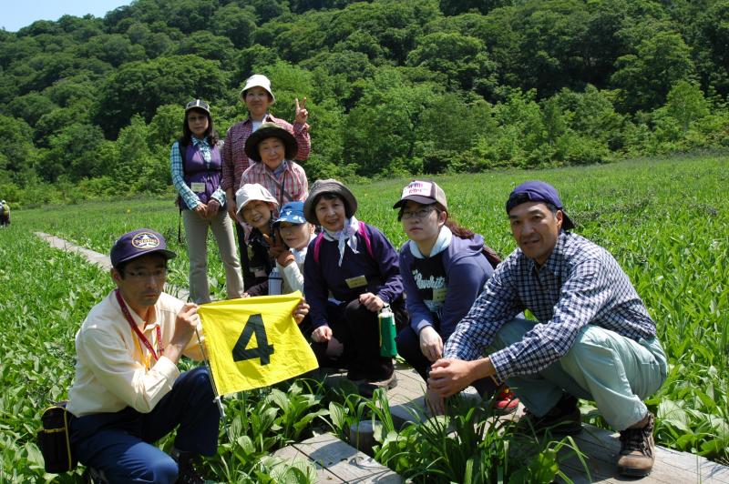 木道で班写真を撮影