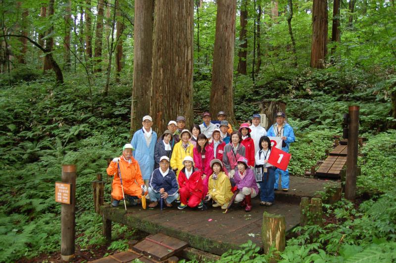 きみまち杉の前で記念撮影