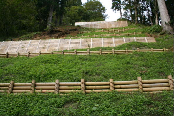 間伐材を利用した山腹工