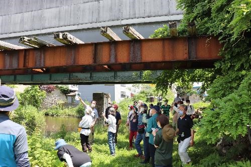 瀬辺地川鉄橋跡を見上げる参加者