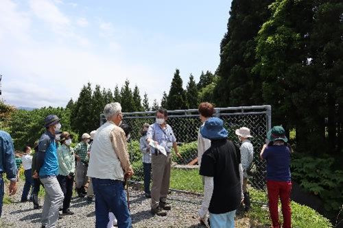 長川林道鉄橋跡を眺めて話し合う参加者