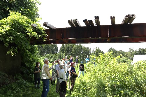 瀬辺地川鉄橋跡を見上げる参加者