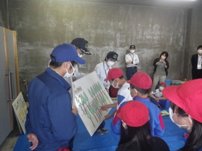 紙芝居に参加する子どもたち