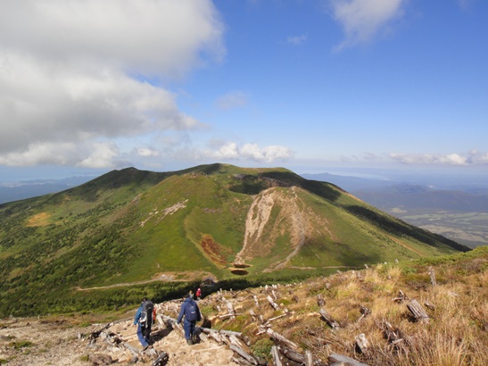 大岳山頂から北、井戸岳・赤倉岳の噴火口を望む