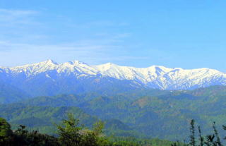 朝日山地遠景 左から小朝日岳、大朝日岳、西朝日岳