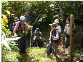 竹田講師から「おけさ堀」の由来を聞く