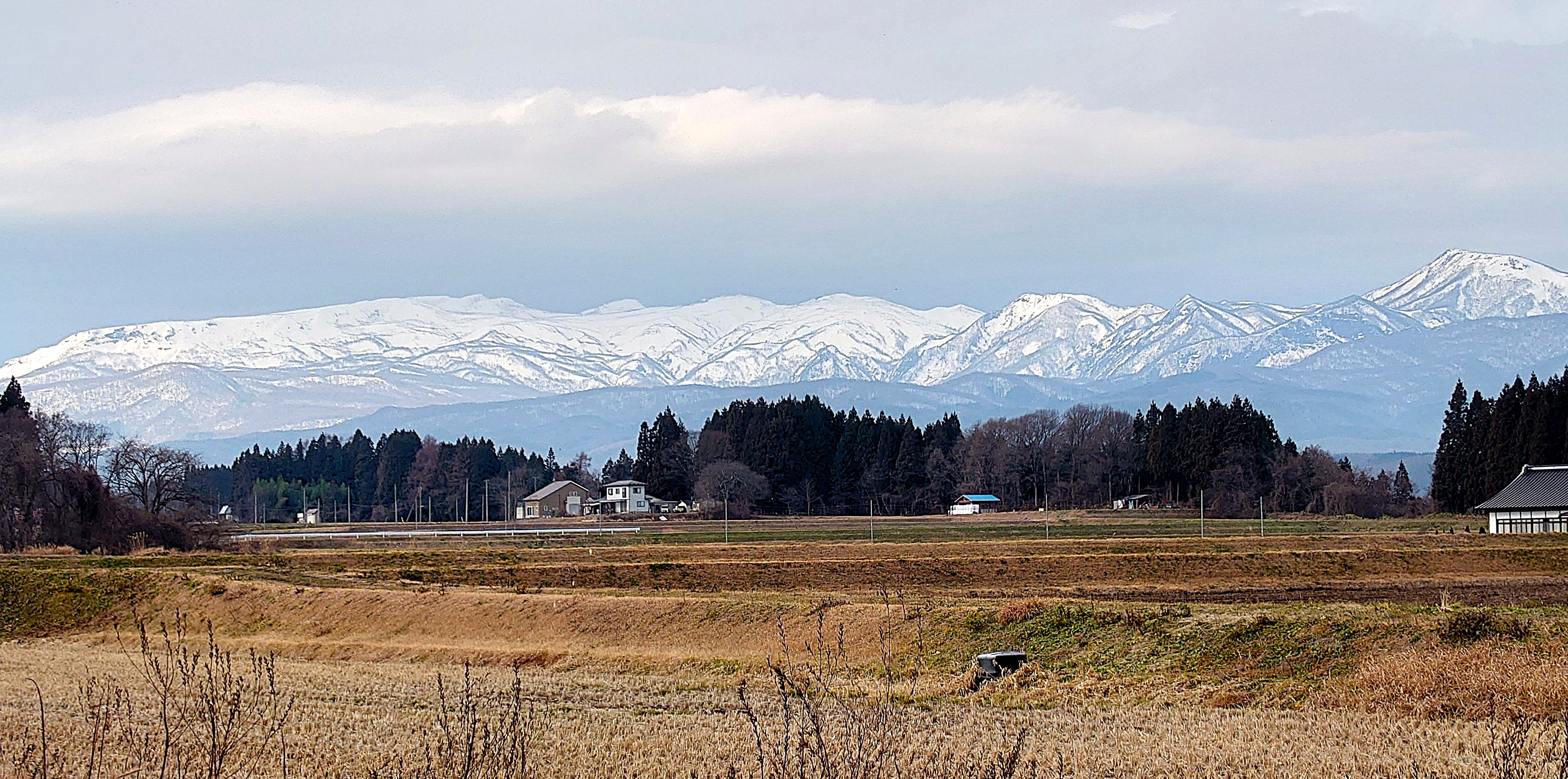 冬の焼石連峰と胆沢扇状地の農村風景