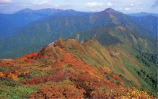 秋の神室連邦、火打岳から北方を望む