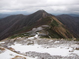 銀玉水上部から小朝日岳