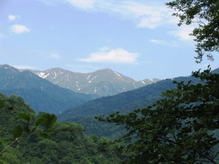 徳網山中腹から朝日連峰