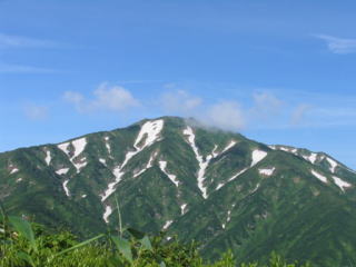 地蔵岳山頂から飯豊山