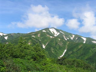 御坪手前から飯豊山