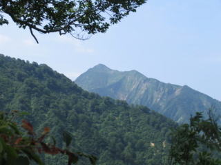 蛇引清水手前から祝瓶山