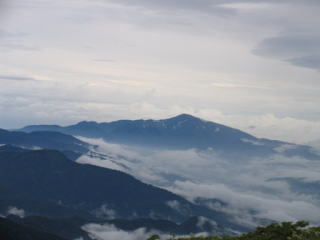 大朝日岳山頂から月山