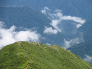 大朝日岳山頂から中ツル尾根