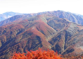朳差岳山頂から飯豊山(左)方向