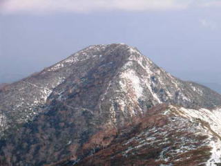 銀玉水上部から小朝日岳