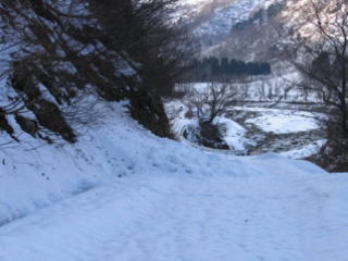 梅花皮荘の向かいの雪崩