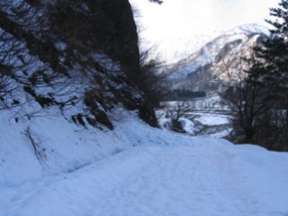 梅花皮荘の向かいの雪崩