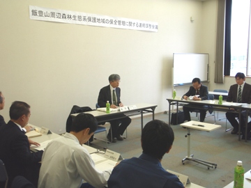 会議の様子（中央が林田座長）
