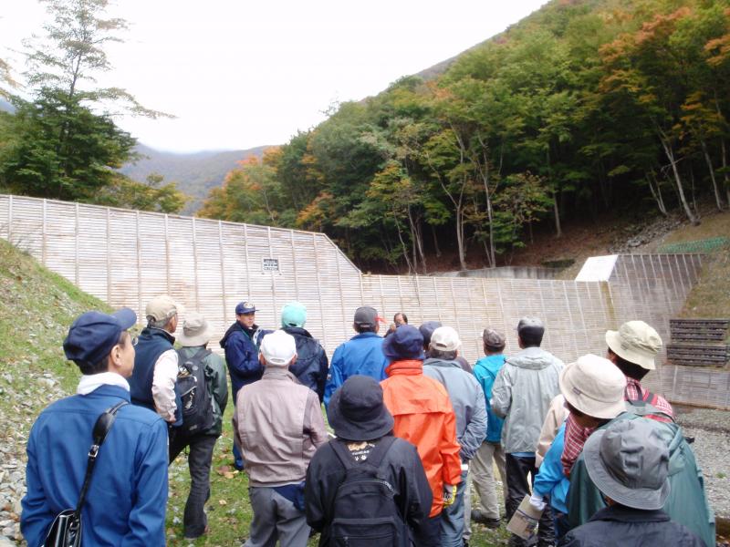 H221030_治山ダム見学会と森林浴を開催写真1