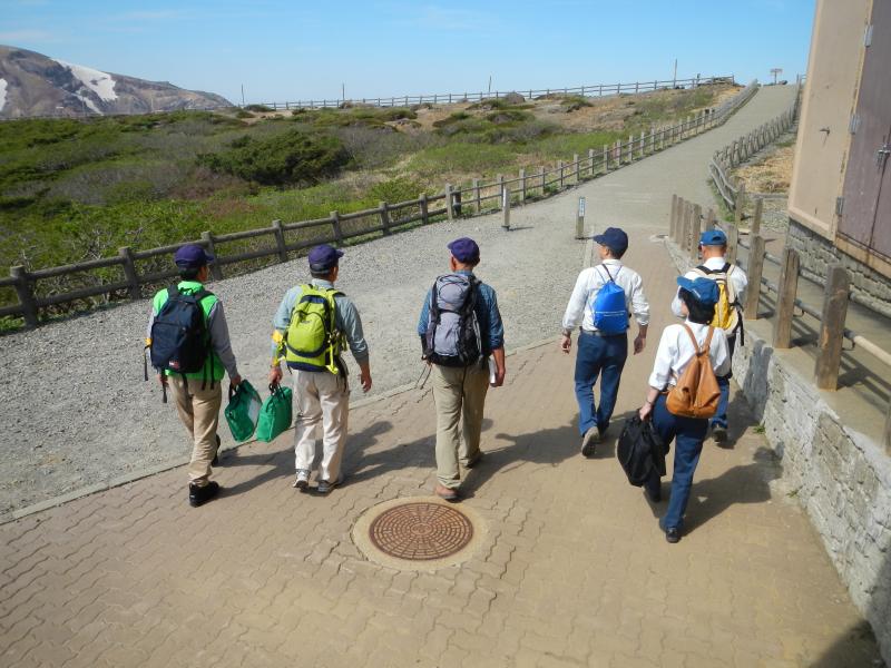 蔵王山頂レストハウスから刈田神社方面へ