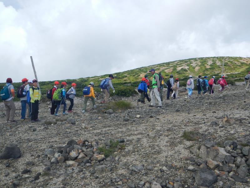 山形県側から刈田岳方面に登山にきた小学校。