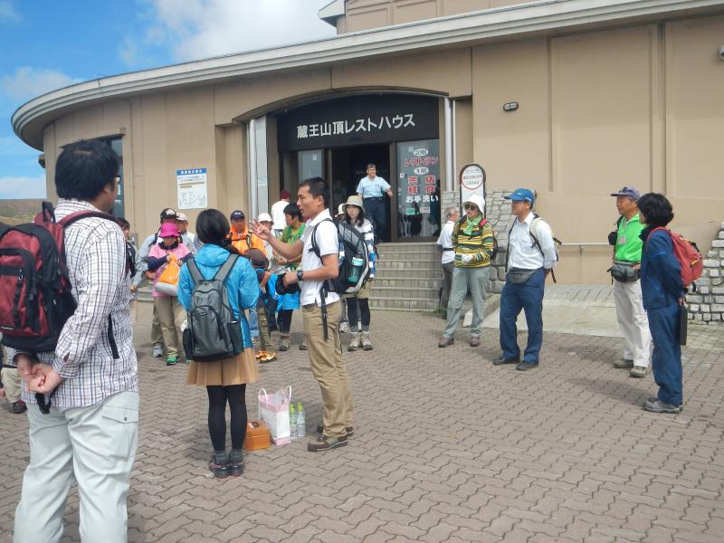 刈田岳山頂レストハウス前から宮城県主催の蔵王清掃登山に合流。