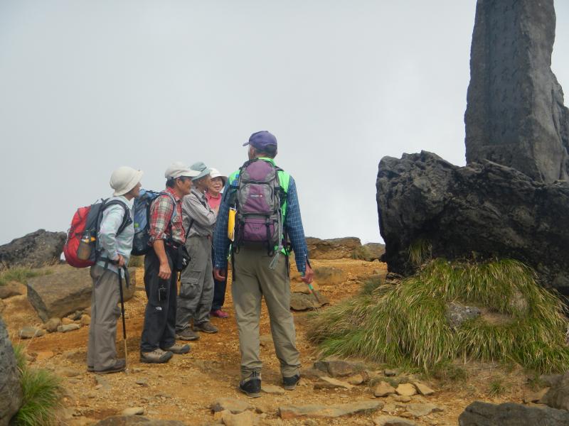  トングを持って清掃中ですが、観光登山にきた方からの質問に答え