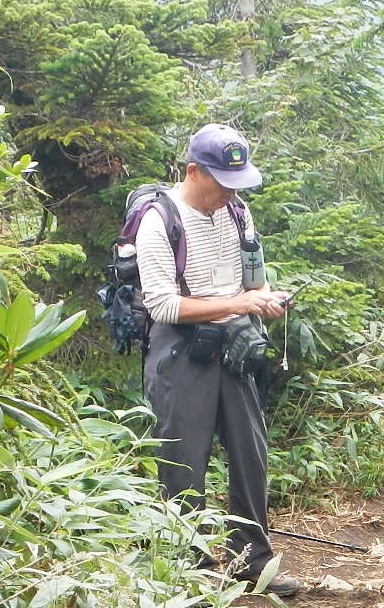 芝草平手前まで進むと体調不良を訴える登山者一名と出会いました。