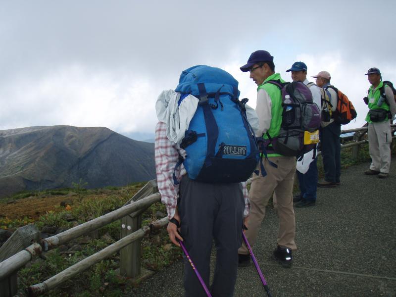 刈田岳展望台。登山者から登山道の状況や今年の蛾の大量発生に関する事など質問がありました。