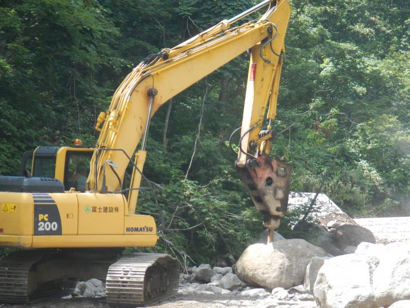 ブレーカーによる岩石の破砕