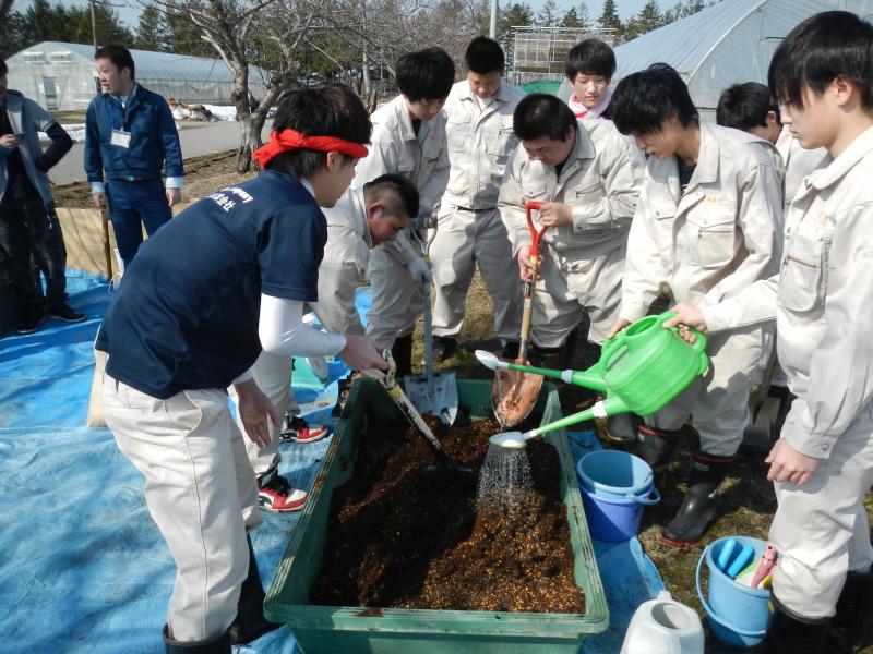 培土づくり水を加える