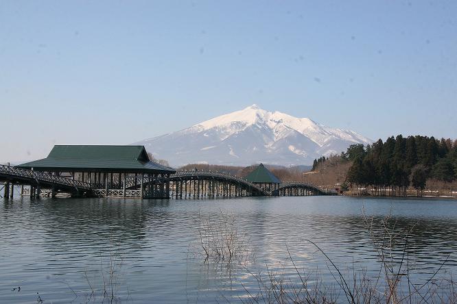 鶴の舞橋と岩木山